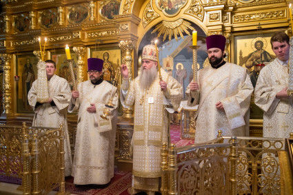 Божественная литургия и панихида по Архиепископу Пимену (Хмелевскому) в Свято-Троицком кафедральном соборе города Саратова