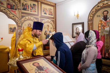 В больничном храме святителя Василия Великого совершен чин положения антиминса