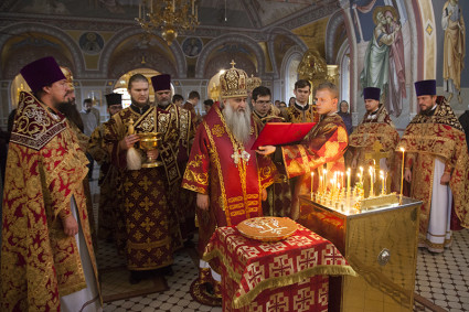 Божественная литургия и панихида в Свято-Троицком кафедральном соборе г. Саратова