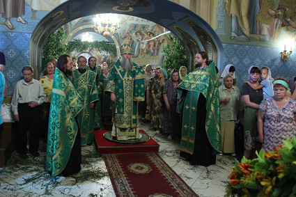 Всенощное бдение с чтением акафиста Святой Живоначальной Троице в Свято-Троицком соборе Саратова