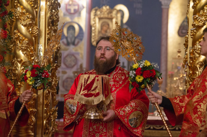 Митрополит Игнатий совершил ночное пасхальное богослужение в Свято-Троицком кафедральном соборе Саратова