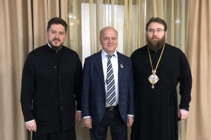 Митрополит Игнатий вручил медаль Эдварду Арзуманяну