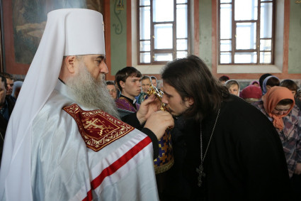 Божественная литургия в Крестовоздвиженском храме Хвалынска