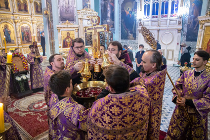 Митрополит Игнатий совершил всенощное бдение с чином воздвижения Креста в Свято-Духовском соборе г. Саратова
