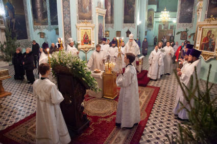 Божественная литургия и панихида в храме в честь Сошествия Святого Духа г. Саратова