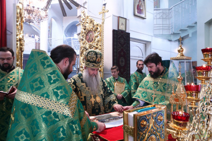 Божественная литургия в храме во имя Всех Святых, в земле Российской просиявших, г.Саратова
