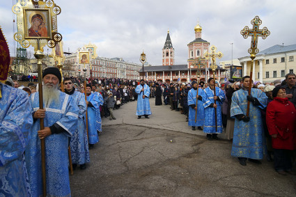 Божественная литурия и крестный ход в день празднования в честь Казанской иконы Божией Матери