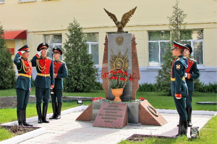 Священник поздравил ветеранов и курсантов военного института с Днем Победы