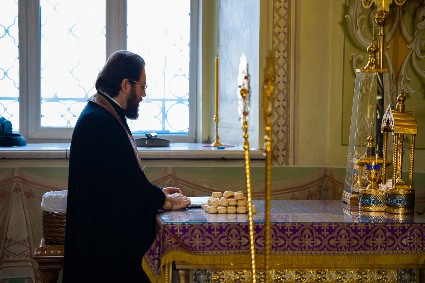 Митрополит Игнатий совершил всенощное бдение с чином выноса Креста в Покровском соборе г. Саратова