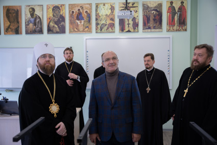 Митрополит Игнатий и благотворитель посетили православную гимназию