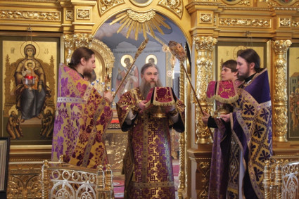 Божественная литургия в Свято-Троицком соборе Саратова