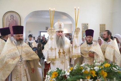 Божественная литургия в храме в честь Рождества Иоанна Предтечи села Подлесное Марксовского района