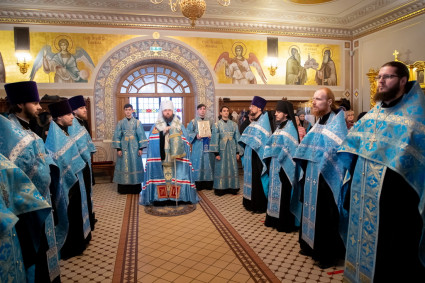 Митрополит Игнатий совершил Великое повечерие, утреню и 1-й час в Свято-Троицком кафедральном соборе г. Саратова