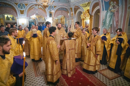 Митрополит Игнатий совершил всенощное бдение в Свято-Троицком кафедральном соборе г. Саратова