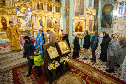 Митрополит Игнатий совершил Божественную литургию в Свято-Духовском соборе Саратова