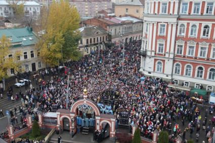 В крестном ходе в день празднования в честь Казанской иконы Божией Матери приняло участие около восьми тысяч человек