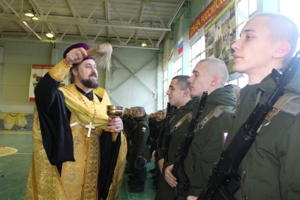 Священник благословил новобранцев на воинское служение
