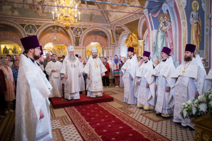 В годовщину своей архиерейской хиротонии Митрополит Лонгин совершил праздничное богослужение в Свято-Троицком кафедральном соборе г.Саратова