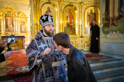 Митрополит Игнатий совершил Литургию Преждеосвященных Даров в Покровском соборе г. Саратова