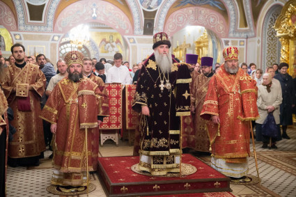 В канун празднования Собора Саратовских святых Митрополит Лонгин совершил Всенощное бдение в Свято-Троицком кафедральном соборе города Саратова