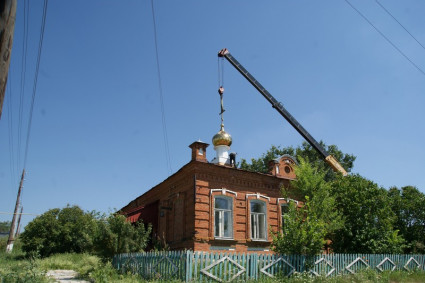 Освящены крест и купол храма в честь иконы Божией Матери «Знамение» села Озерки Петровского района
