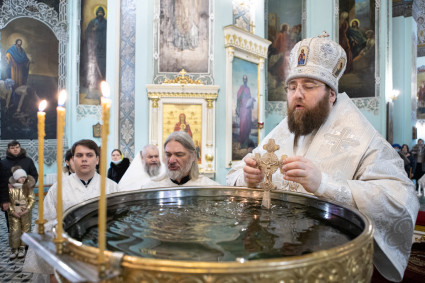 Митрополит Игнатий совершил Великую вечерню в соединении с Литургией Василия Великого в Свято-Духовском соборе г. Саратова