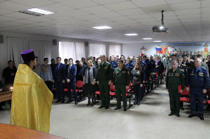 Священник благословил новобранцев перед отправкой на прохождение воинской службы