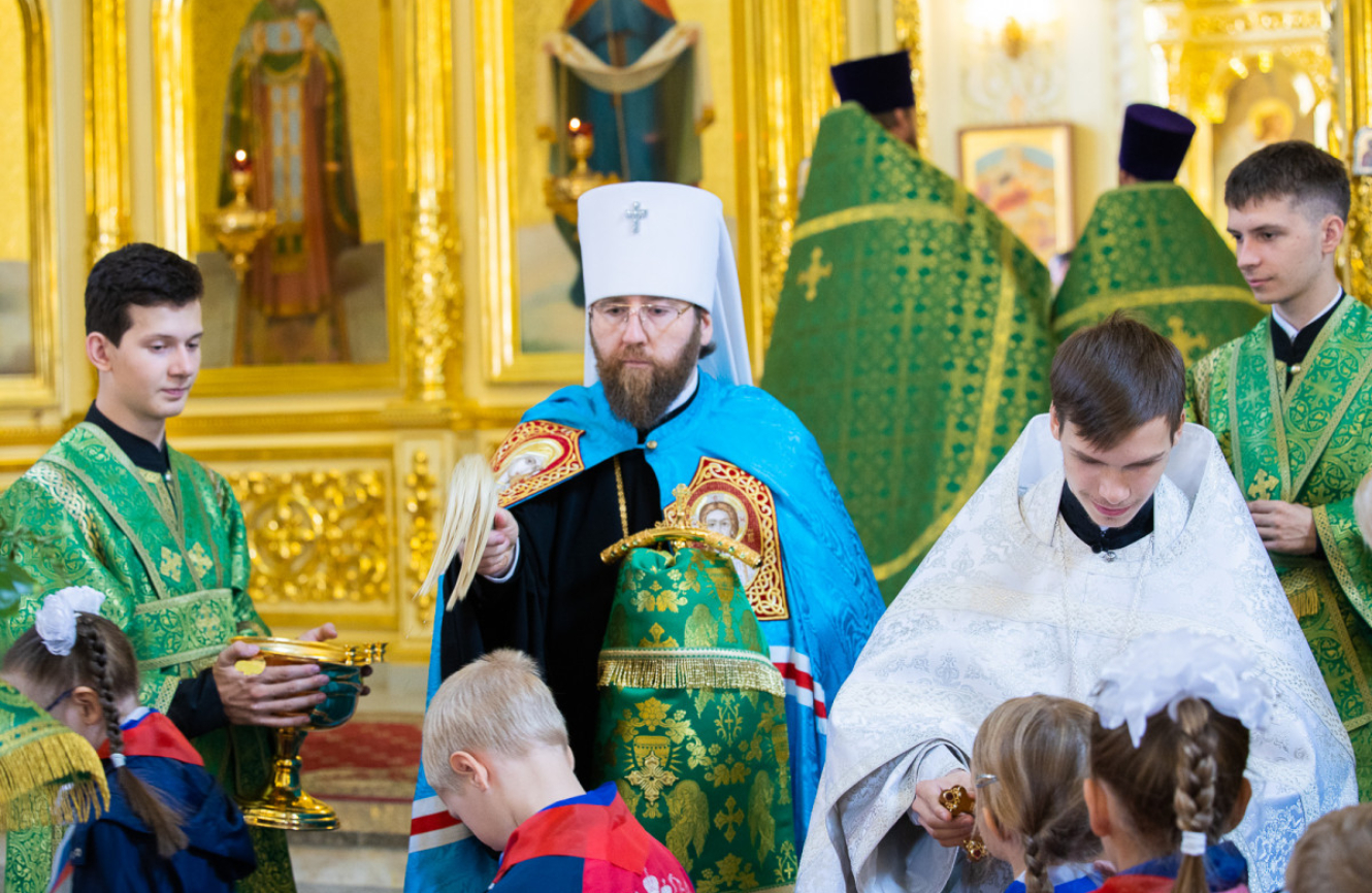 Митрополит Игнатий совершил Божественную литургию в Покровском соборе г. Саратова