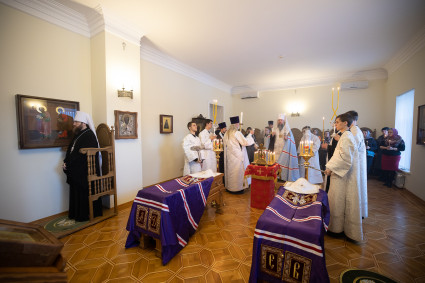 Совершена панихида по саратовским святителям