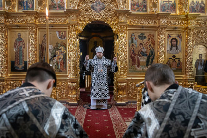 Митрополит Игнатий совершил Литургию Преждеосвященных Даров в Свято-Троицком кафедральном соборе Саратова