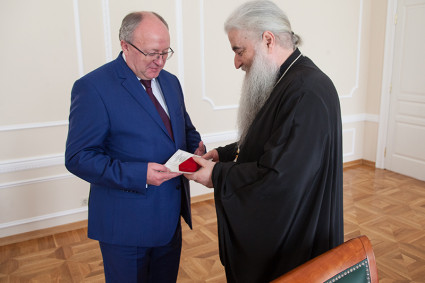 Митрополит Лонгин вручил юбилейную медаль Андрею Новицкому