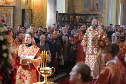 Епископ Варфоломей совершил Божественную литургию в Покровском соборе города Саратова