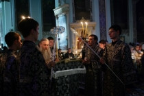 Вечернее богослужение в Духосошественском кафедральном соборе Саратова
