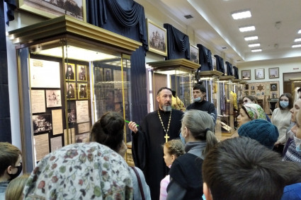Настоятель университетского храма провел экскурсию по Музею истории Саратовской митрополии