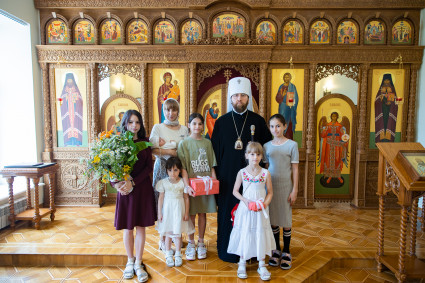 Митрополит Игнатий наградил многодетных жен священнослужителей
