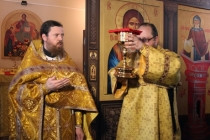В строящемся храме апостолов Петра и Павла Саратова совершена первая Божественная литургия