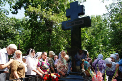 Совершена панихида на могиле епископа Вениамина (Милова) на Воскресенском кладбище города Саратова