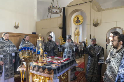 Литургия Преждеосвященных Даров, малое повечерие и утреня Великого Четвертка на Архиерейском подворье — в храме во имя святых равноапостольных Мефодия и Кирилла при СГУ