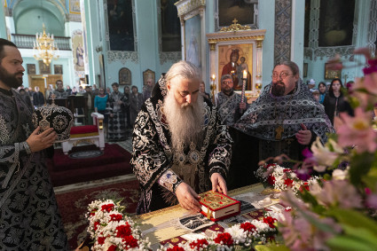 Вечерня с выносом Плащаницы Спасителя в храме в честь Сошествия Святого Духа г. Саратова