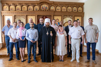 Митрополит Игнатий вручил награды сотрудникам Саратовского епархиального управления
