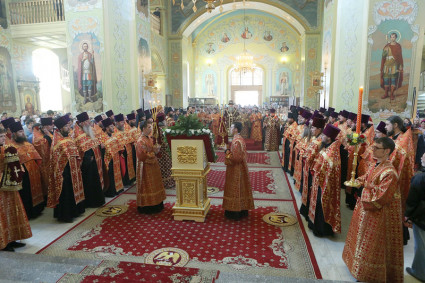 Великая Пасхальная вечерня в Покровском храме Саратова