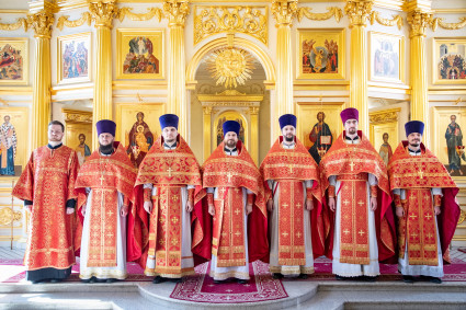 Выпускники СПДС в священном сане совершили Литургию