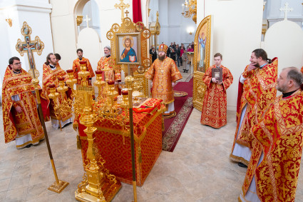Митрополит Игнатий совершил Божественную литургию в Николо-Тихвинском соборном храме Саратова