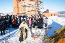 Освящены купола и кресты для строящегося храма в селе Ягодная Поляна Татищевского района