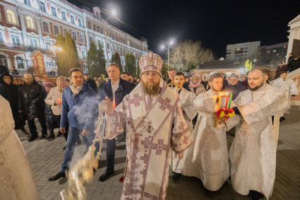 Митрополит Игнатий совершил ночное пасхальное богослужение в Свято-Троицком кафедральном соборе Саратова