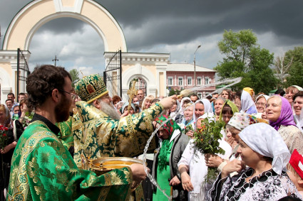 Божественная литургия и Великая вечерня в Свято-Троицком кафедральном соборе г. Вольска