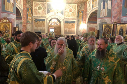 Малая вечерня с акафистом преподобному Серафиму Саровскому и всенощное бдение в Троицком соборе Серафимо-Дивеевского женского монастыря