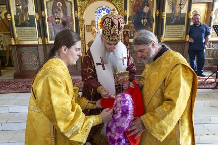 Божественная литургия на Архиерейском подворье — в храме в честь иконы Божией Матери «Утоли моя печали» г. Саратова