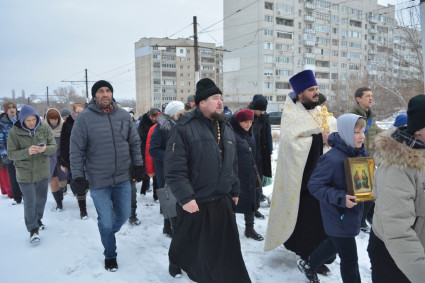 В первый день нового года в Саратове прошел крестный ход