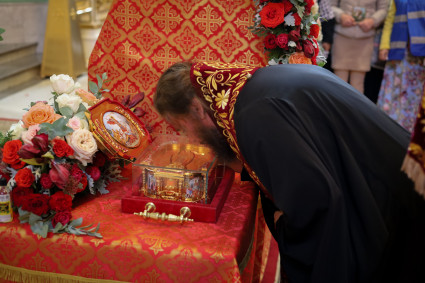 Епископ Тарасий совершил Божественную литургию в Покровском соборе г. Саратова, у ковчега с мощами святого великомученика Георгия Победоносца